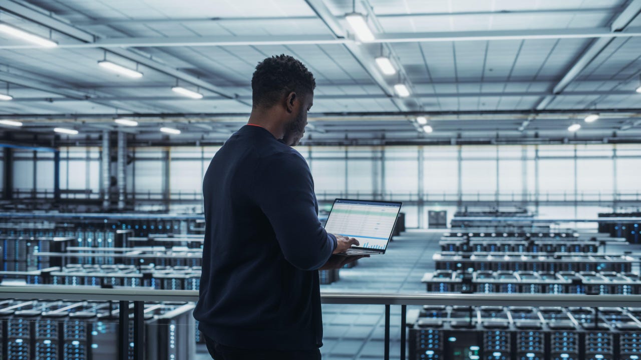 engineer data center Aleksei Gorodenkov Alamy uriVJA